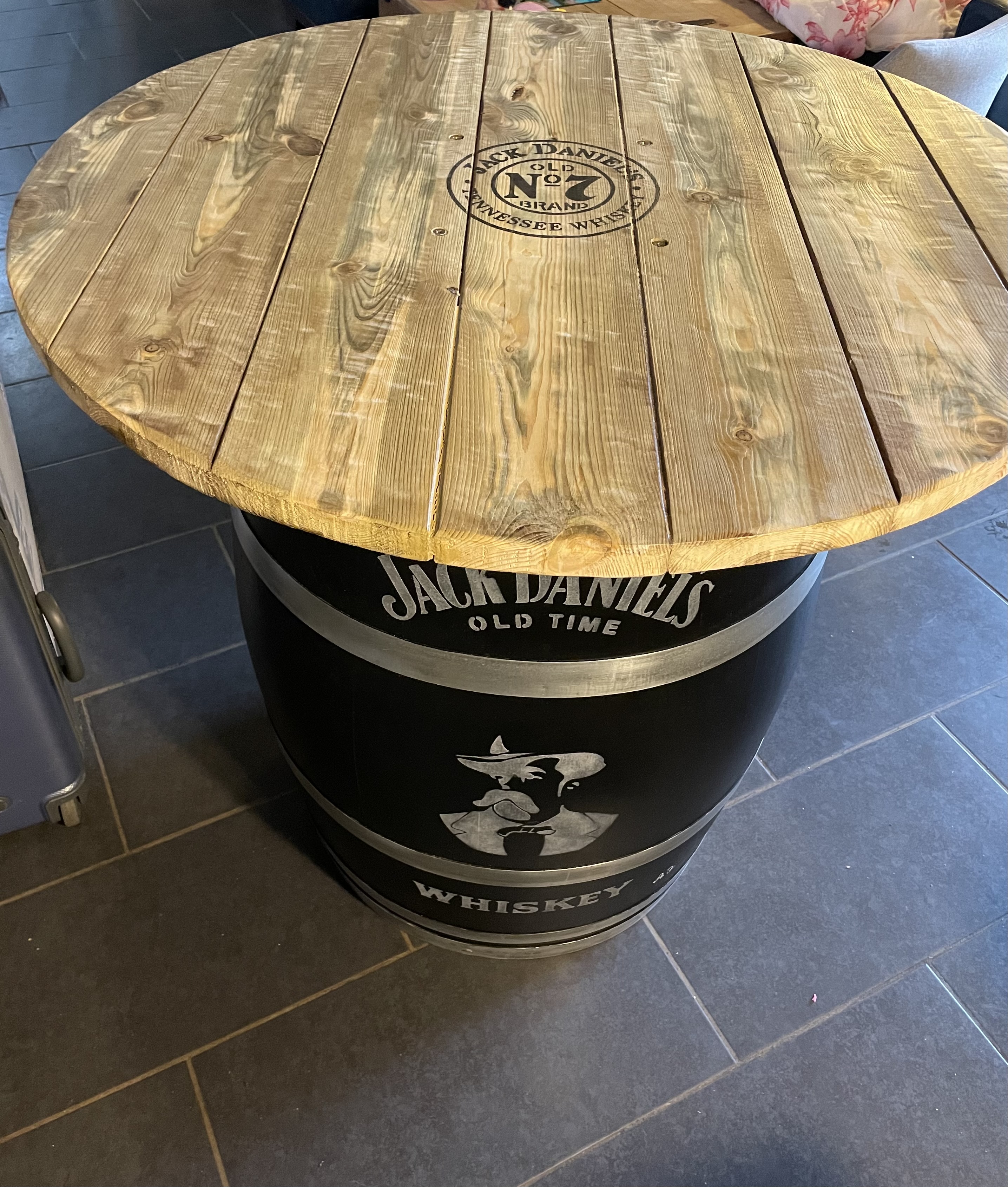 Mange debout fût bois jack Daniels plateau 1m