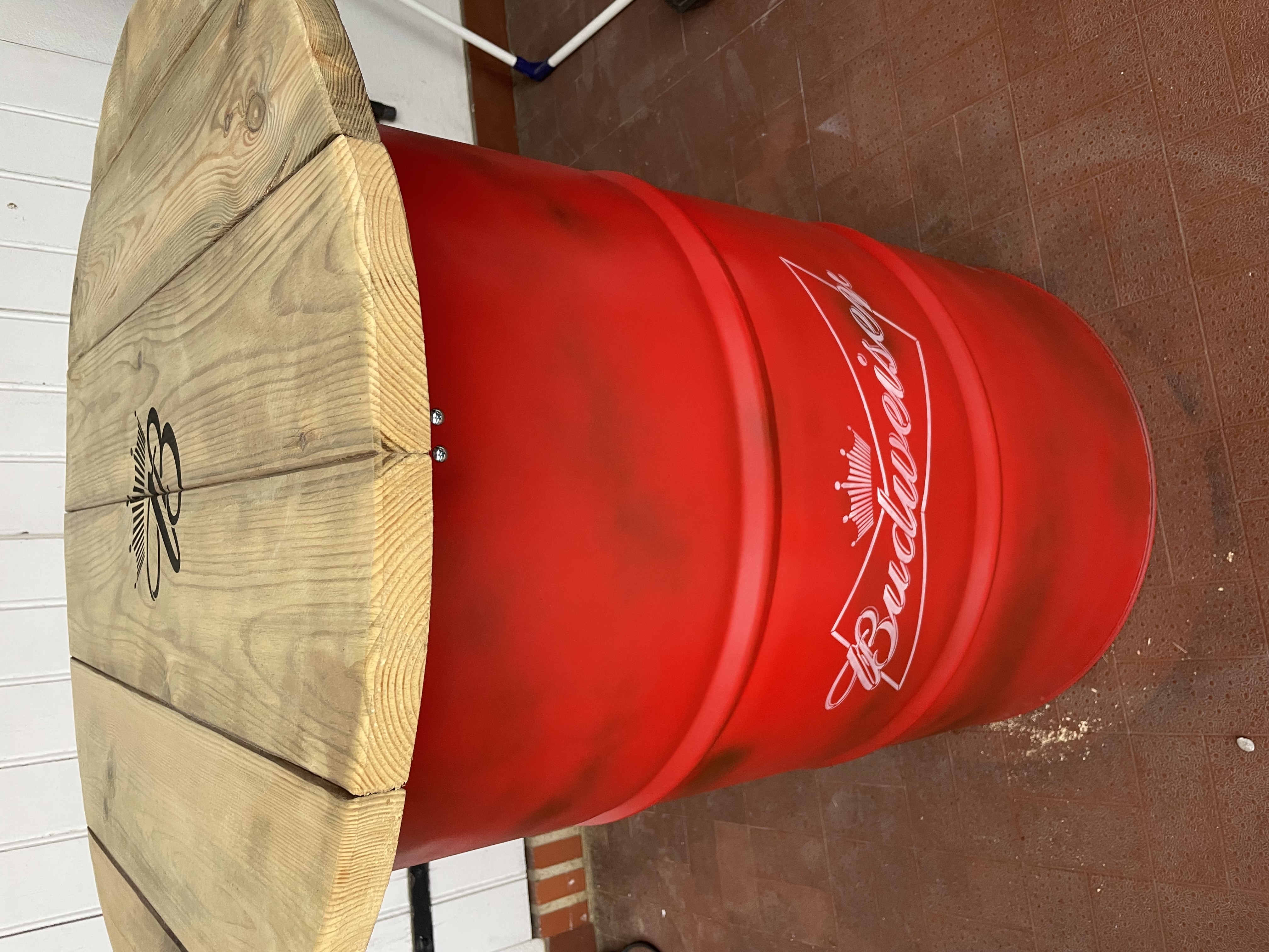 Mange debout Budweiser plateau 80cm