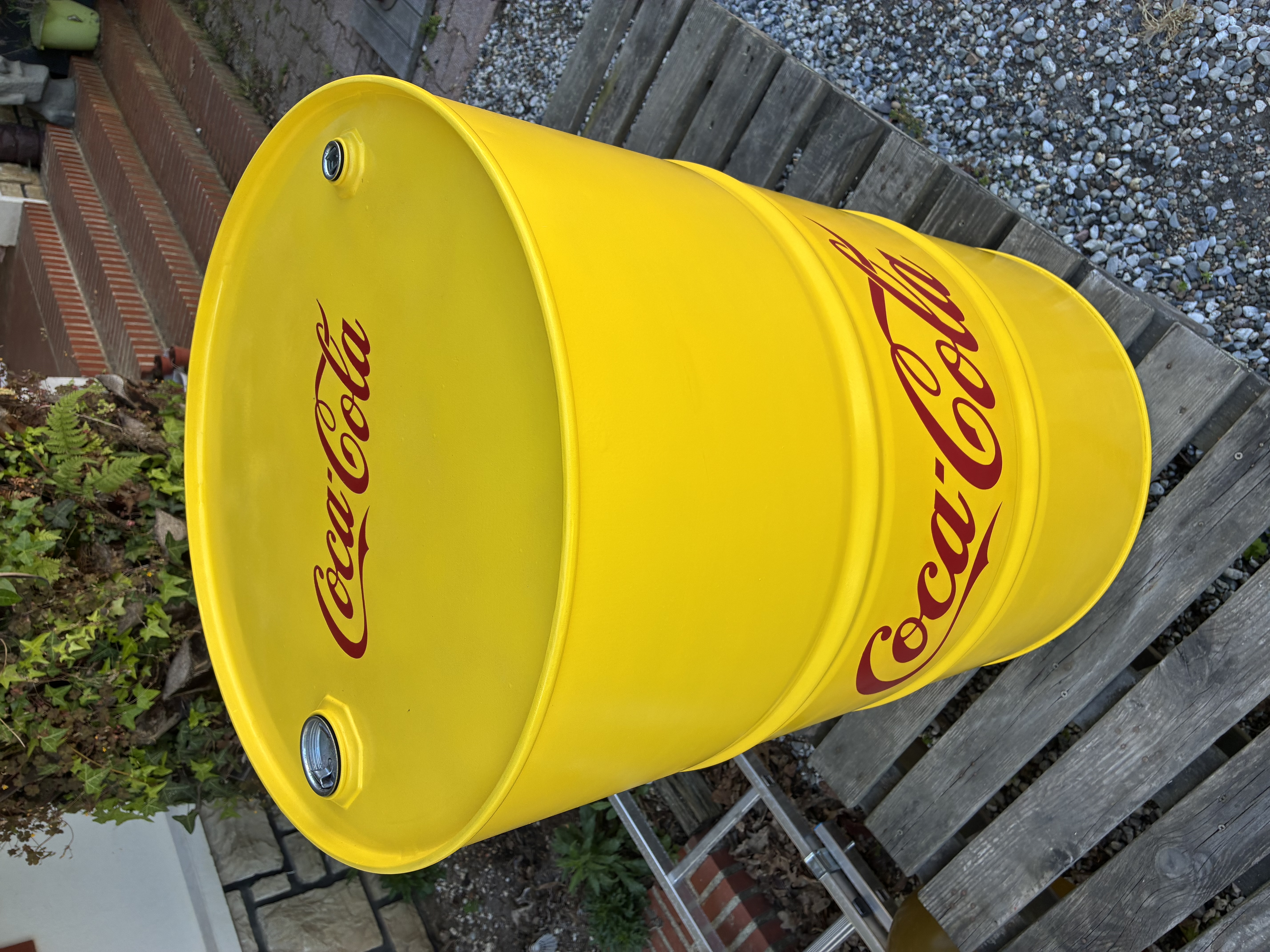 Mange debout sans plateau coca cola 